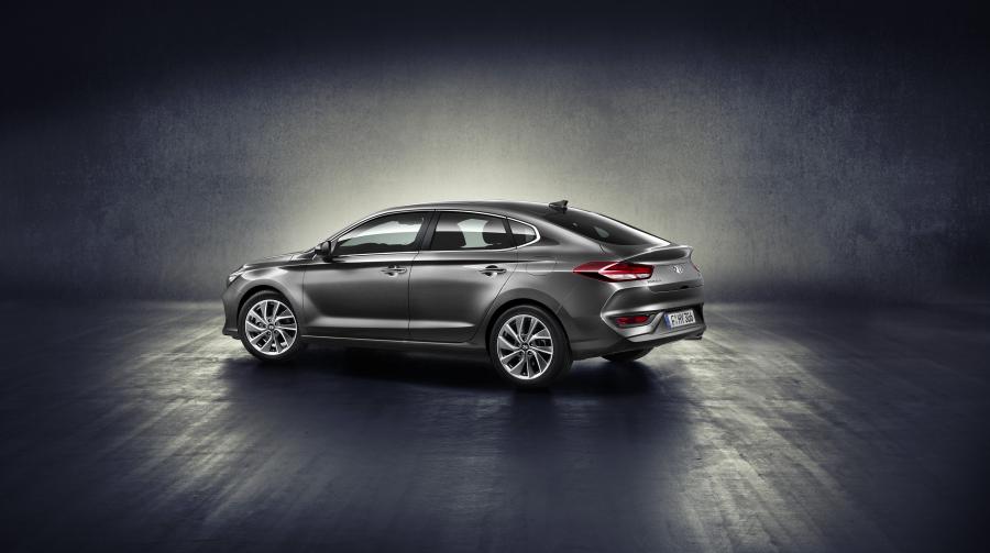  Hyundai i30 Fastback (PD) 2017 года  (WW) (фото 2 из 51)